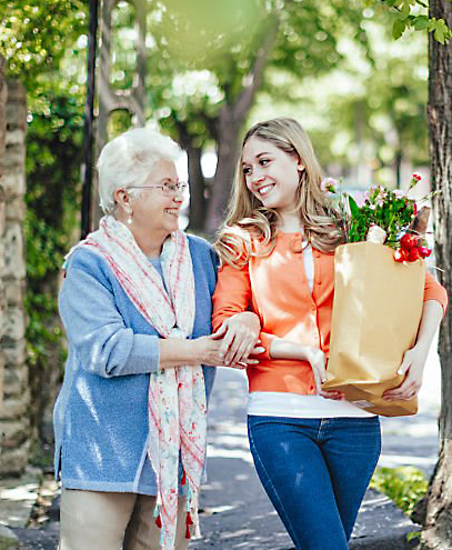 Alltagsbegleiterin von Liora unterstützt Seniorin beim Einkaufen und trägt den Einkauf – Alltagshilfe mit Herz und Vertrauen
