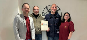 Mitarbeitende des Malteser Hilfsdienstes und Mitarbeitende des ambulanten Pflegedienstes Liora symbolisieren die neue Kooperation für mehr Sicherheit im Alltag in Bremerhaven.