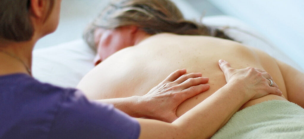 Therapeutin wendet die Rosenmethode an – achtsame Berührung zur Förderung von Entspannung und innerer Ruhe