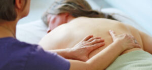 Therapeutin wendet die Rosenmethode an – achtsame Berührung zur Förderung von Entspannung und innerer Ruhe