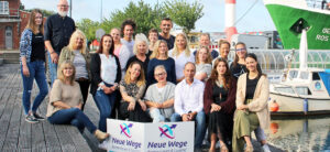 Gruppenfoto des Teams von Neue Wege in Bremerhaven, Partner des Liora Pflegedienstes für achtsame und menschliche Pflege.